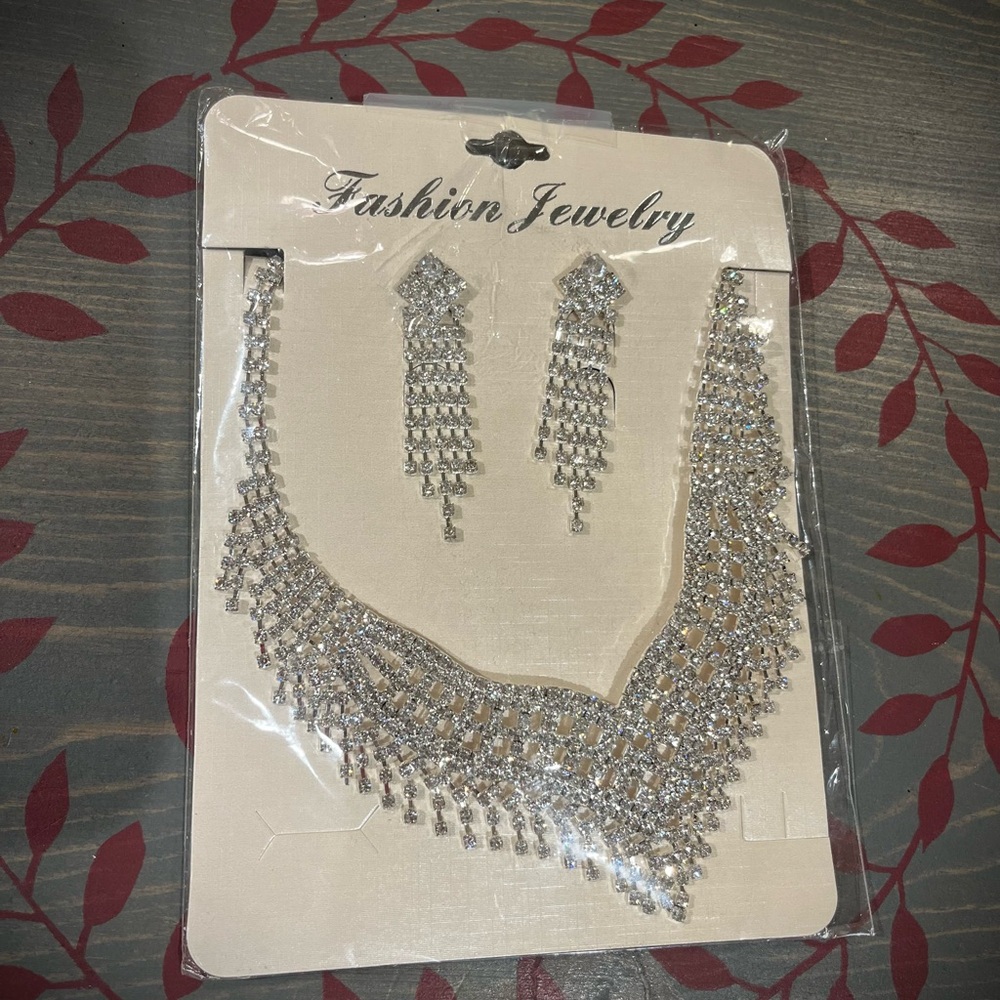 💎 Elegant Silver Necklace and Earring Set
